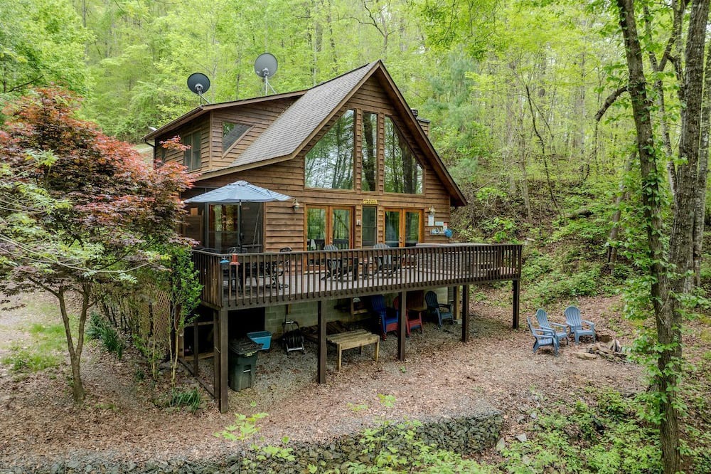 Unaka Cabin | Breathtaking Wooden Cabin with Hot-tub in Murphy, North Carolina