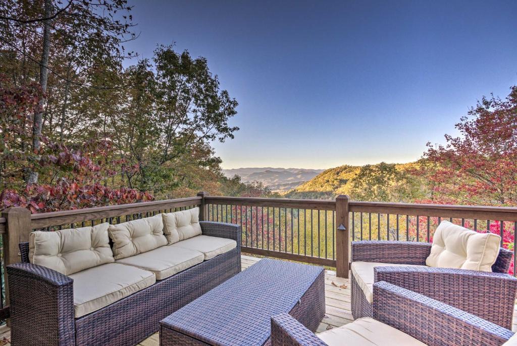 Brevard House | Brevard Chalet with Stunning Blue Ridge Mtn Views!