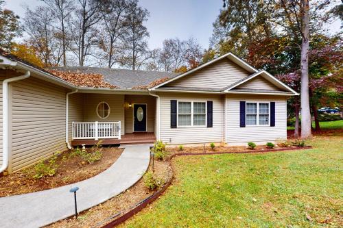 Westlake Corner House | Briarcliff - 3000 sq ft waterfront home w/private dock, 2 kitchens & pool table