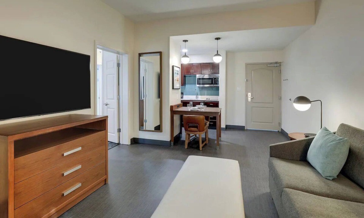 Mount Pleasant Hotel | Bright & Awesome Suites w/Parking & Breakfast – 3mi from Charles Pinckney Site