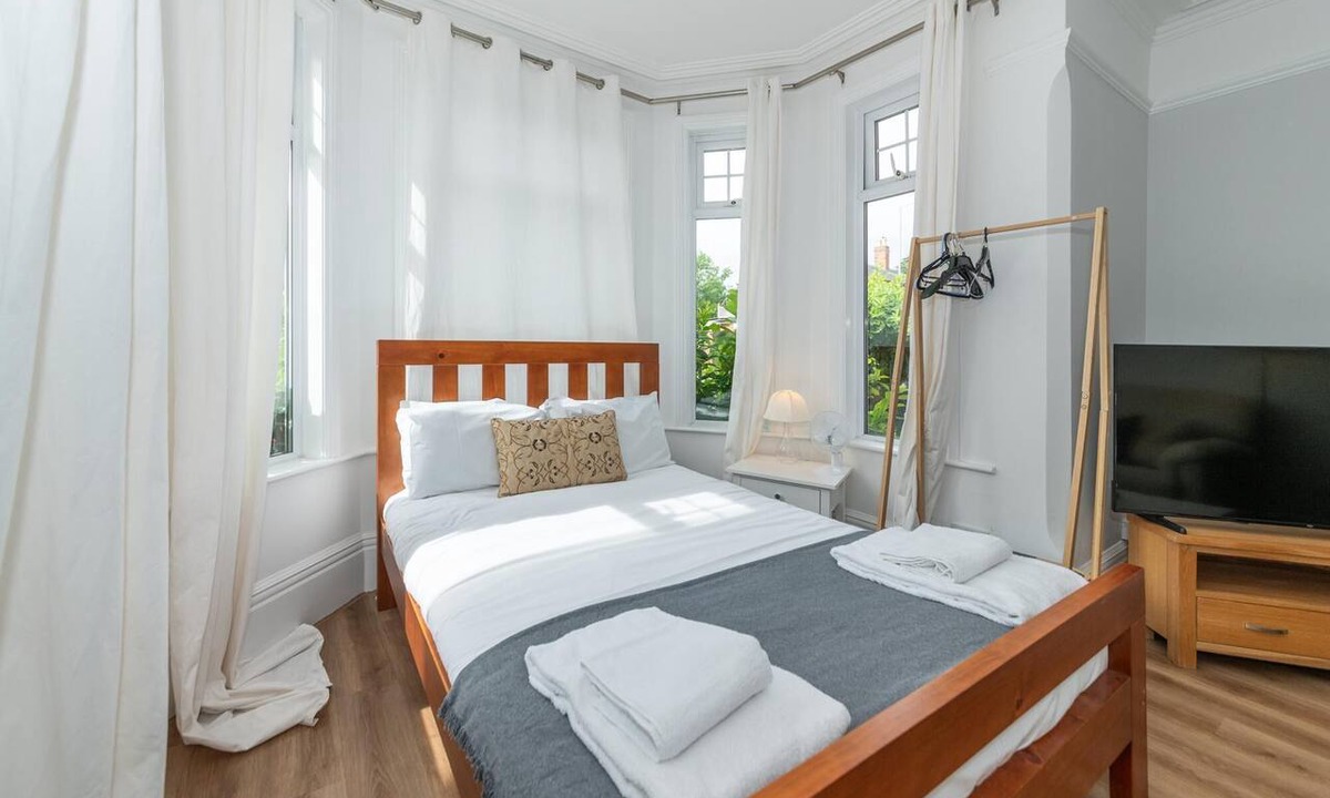 Caversham Apartment | Bright Cosy Studio Prime Location Central Caversham - Pass the Keys