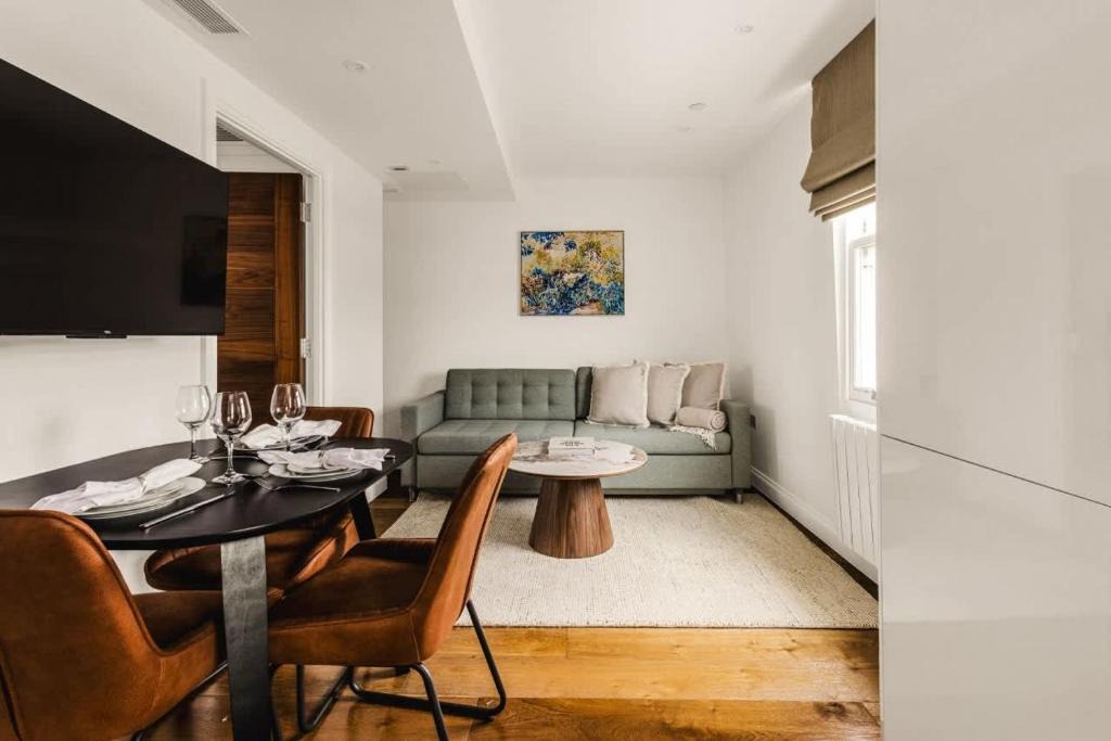 Royal Borough of Kensington and Chelsea Apartment | Bright Kensington 1 Bed AC