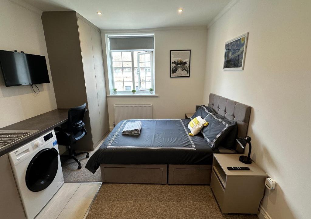 West Hendon Apartment | Bright Modern, Private Apartment,15 Mins To Central London