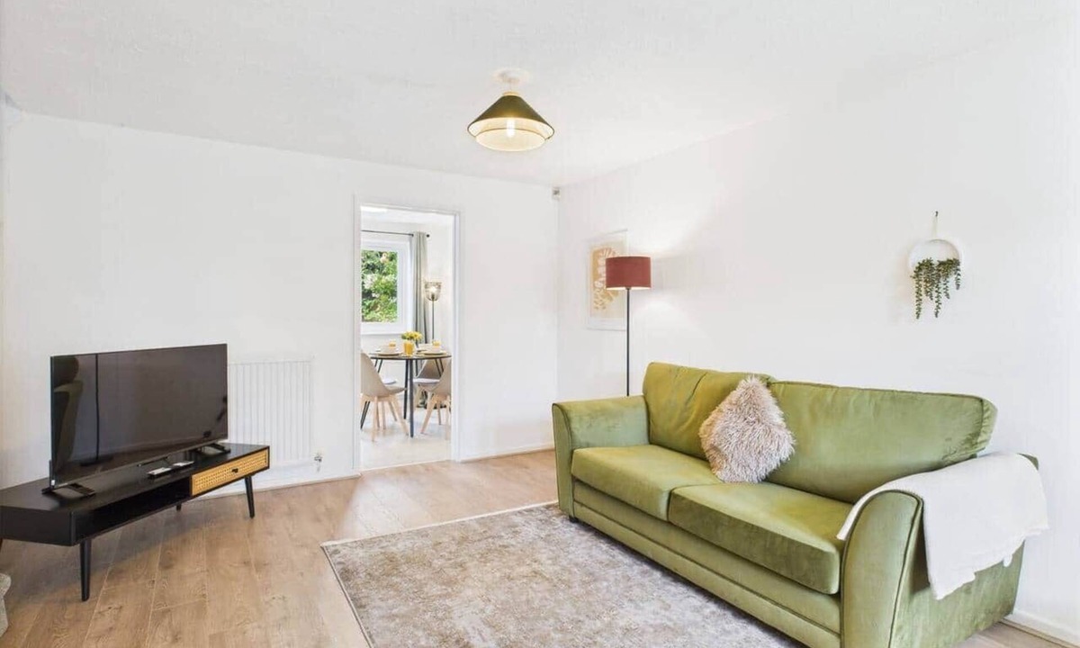 Wolverhampton House | Bright & Modern Stay in Central Wolverhampton I Free Parking