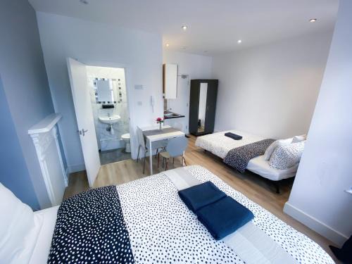 Seven Sisters Apartment | Bright & Modern Studio Flat - 10 min walk to tube
