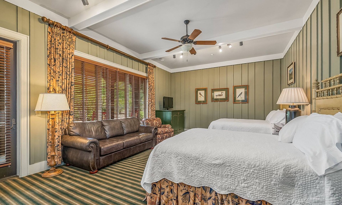Mill Spring Cabin | Bright's Creek Double Queen with Deck and pet friendly-Near TIEC, Hendersonville