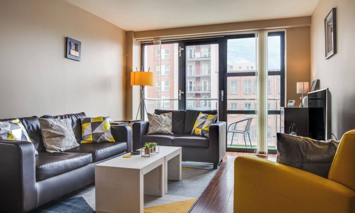 Belfast Central District Apartment | Bright & Spacious 2BR Apt City Centre + Secured Parking