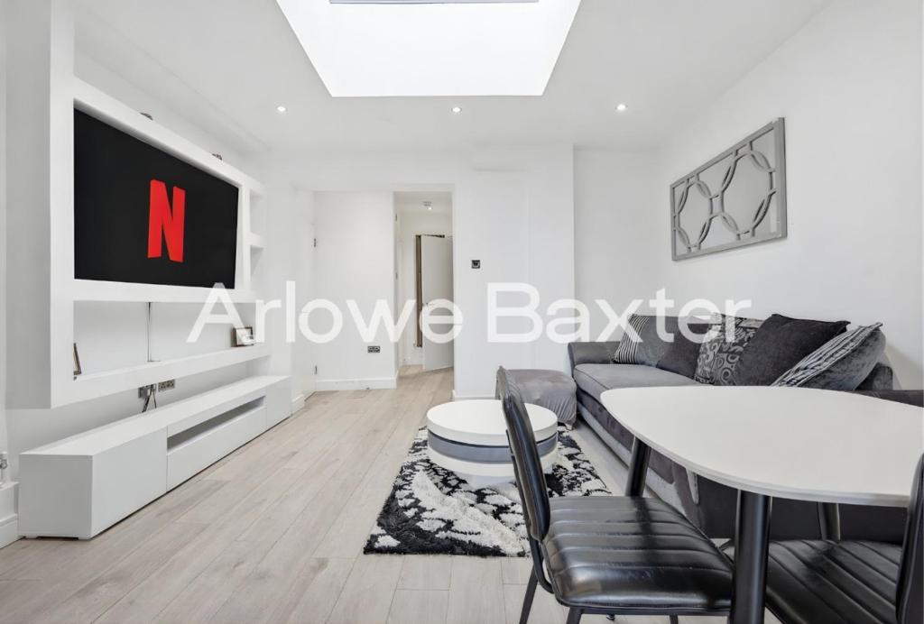 Alibon House | Bright & Spacious 4BR Home in Dagenham, Sleeps 5