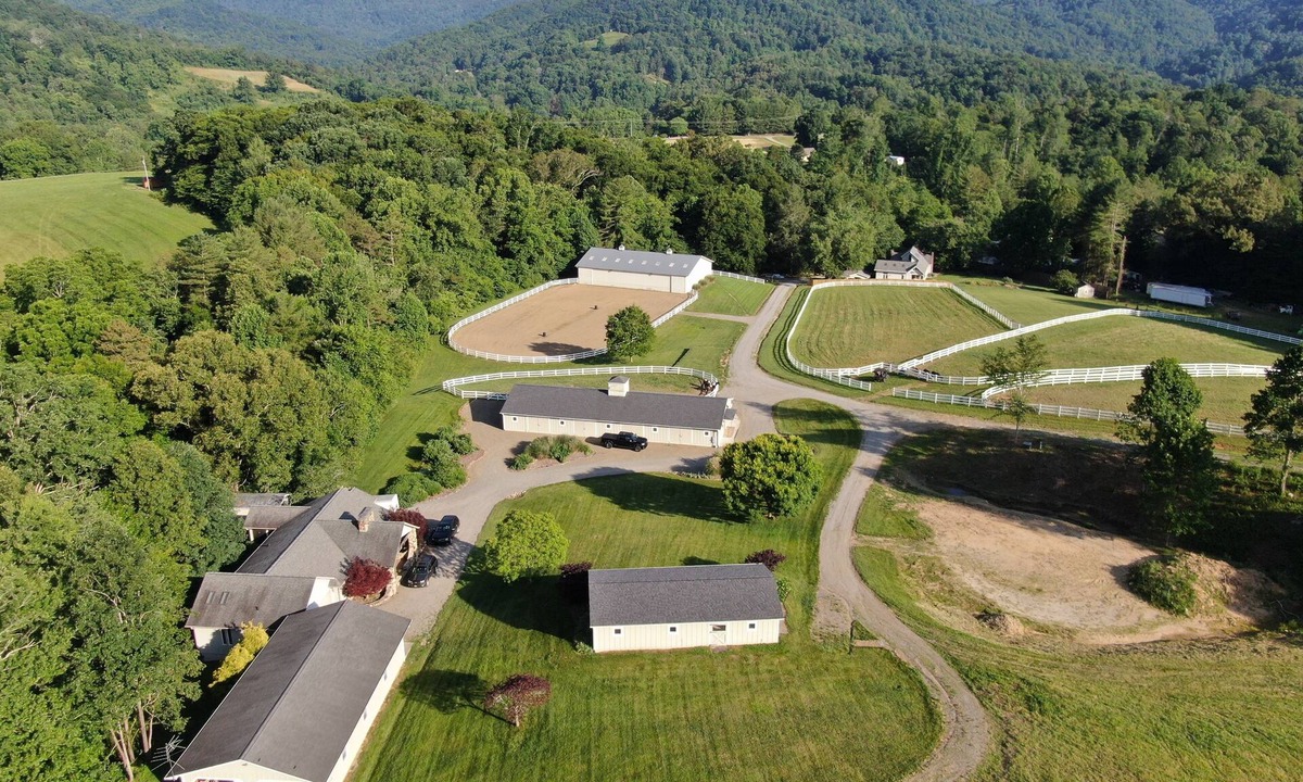 Weaverville House | BROOKSIDE COUNTRY RETREAT AND HORSE FARM