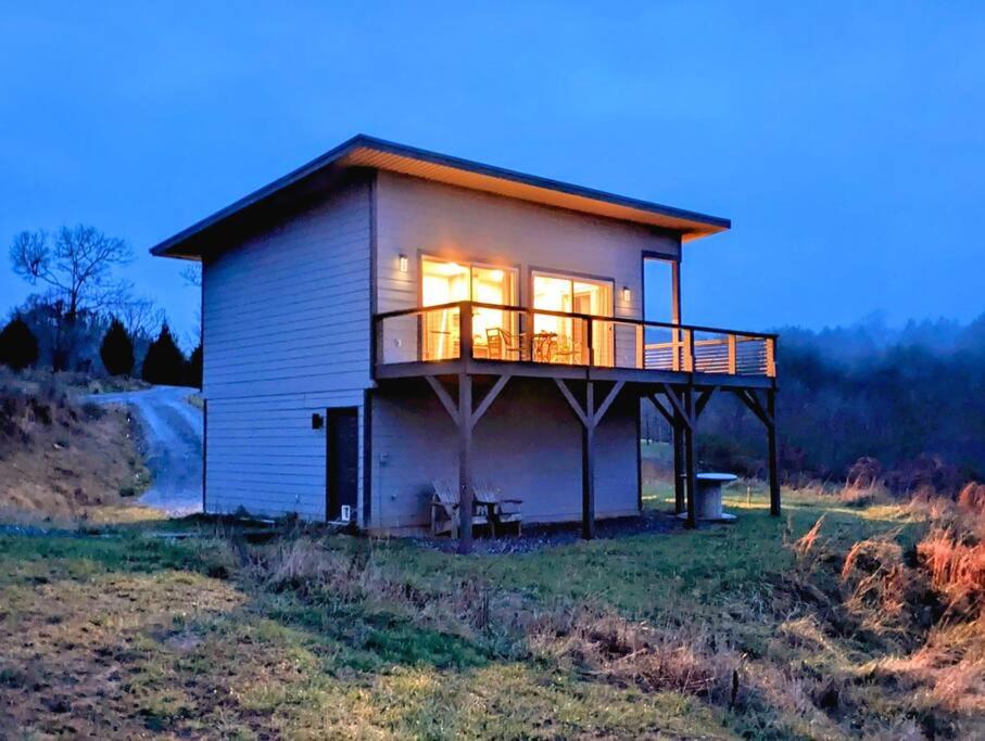 Warne House | Bucolic Mountain View Stargazing Sunsets Wildlife