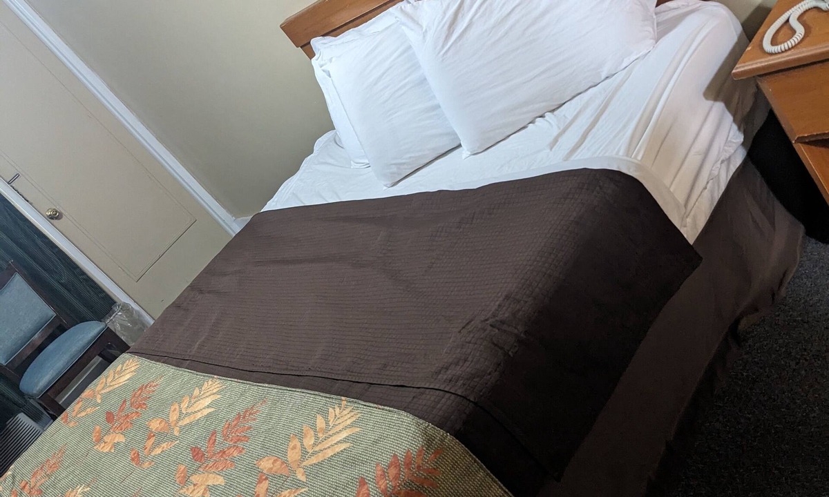 Hendersonville Hotel | Budget Daily/Weekly rentals at Rainbow Motel located in Hendersonville, NC.nn