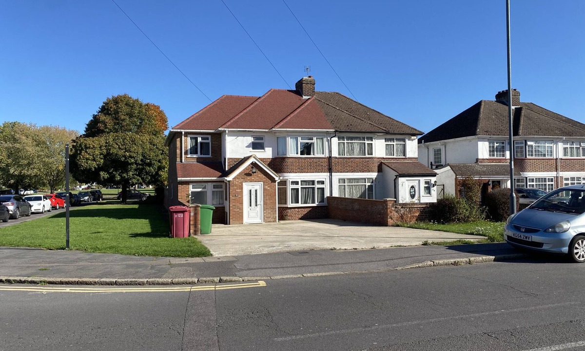 Slough Ski Chalet | Burnham/Slough Spacious Six Bedroom House