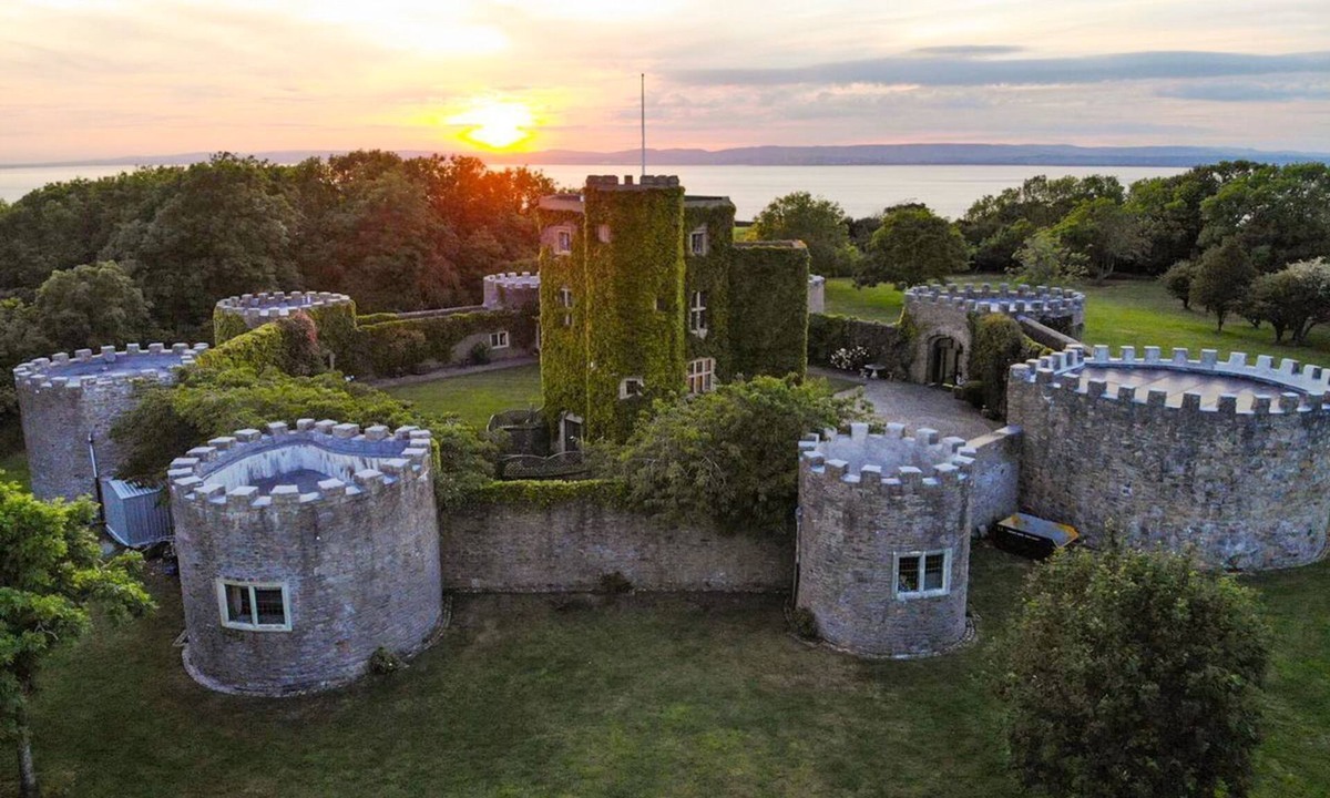 Walton-in-Gordano Other | C17th Castle - Eight Bedroom Castle, Sleeps 16