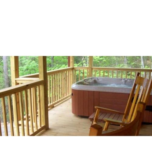 Hendersonville House | Cabin in the Treetops-Peaceful 1BR 20-Acre Rural Retreat-HotTub&WiFi near Asheville