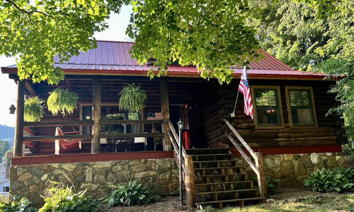 Burnsville Cabin | Cabin on Main- Cozy Downtown Burnsville!