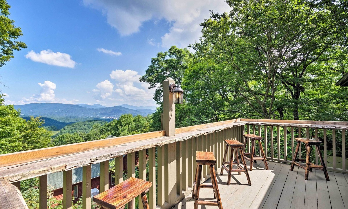 Blowing Rock House | Cabin w/Hot Tub & Mountain Views < 5 Mi to Boone
