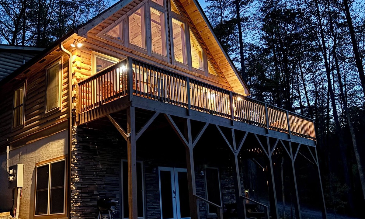 Fairview Cabin | Cabin with 3 king size bedrooms, en suite bathrooms, smart TV, decks & views.