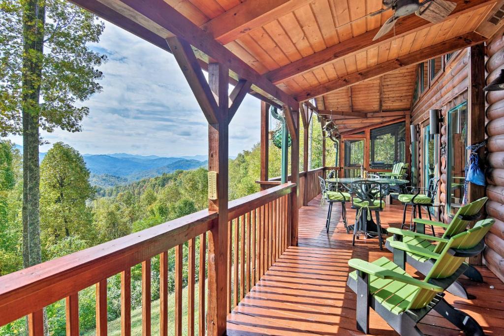 Sylva House | Cabin with BBQ and Games - Walk to Blue Ridge Parkway!