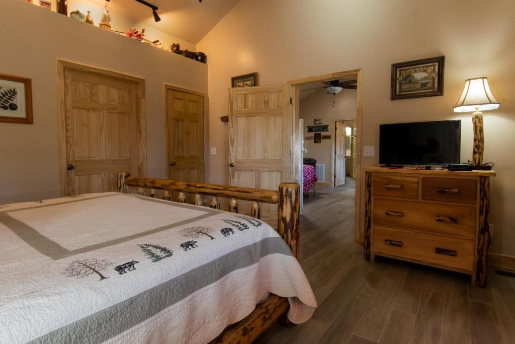 Bryson City House | Calhoun House Inn & Suites