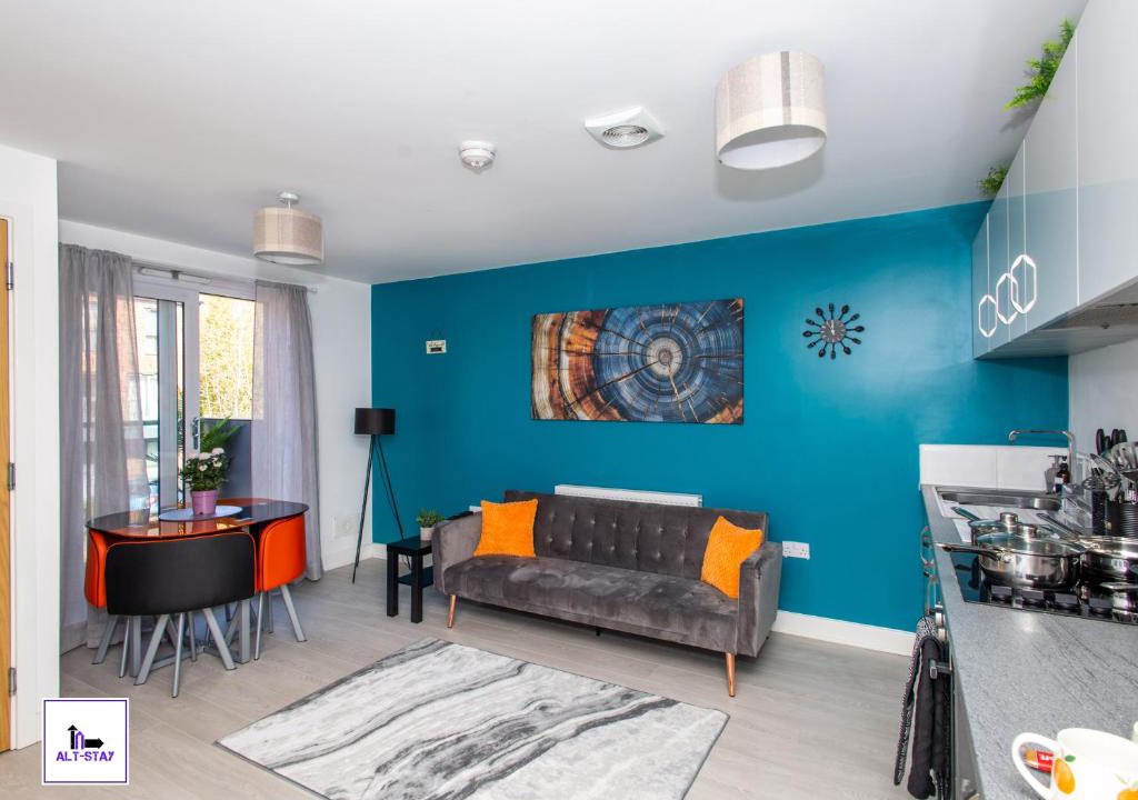 Wakefield Apartment | Carnforth 49 by Alt-Stay Contractor Accommodation - 2 Bed En Suite Contractor Home With Parking, Wi-Fi & Full Kitchen - Ideal For Long stays