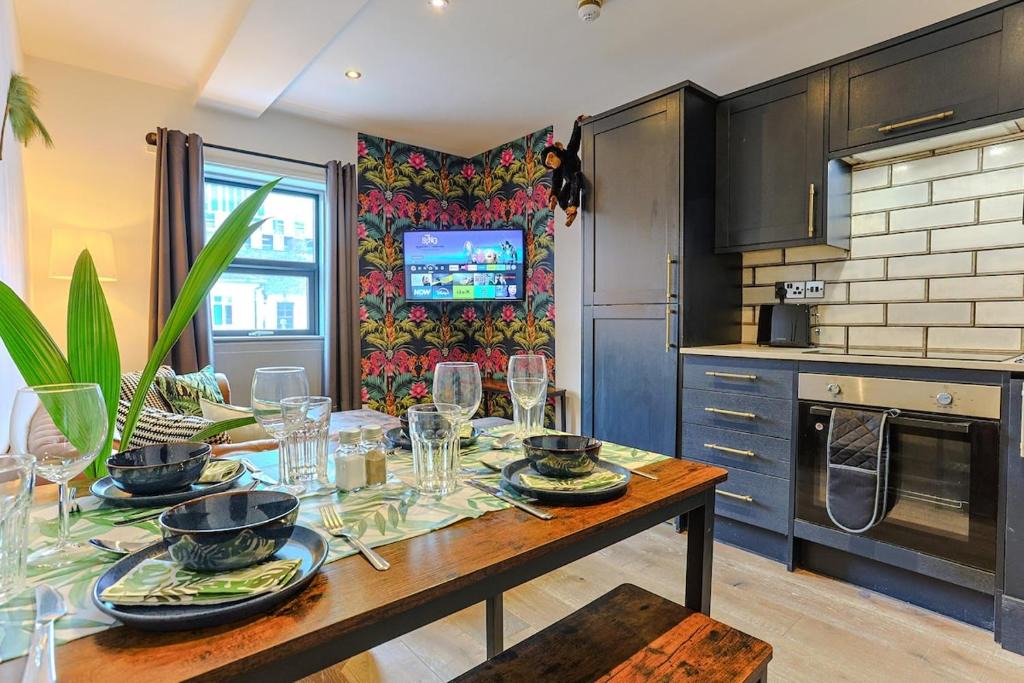 Newcastle-upon-Tyne Apartment | Casa Cabana - Building - sleep 20