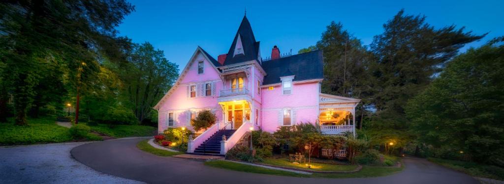 Cedar Crest Inn | Kenilworth