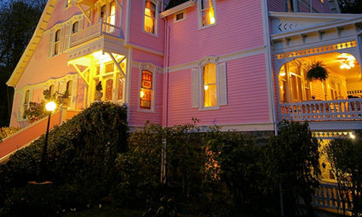 Kenilworth Bed & Breakfast | Cedar Crest Inn