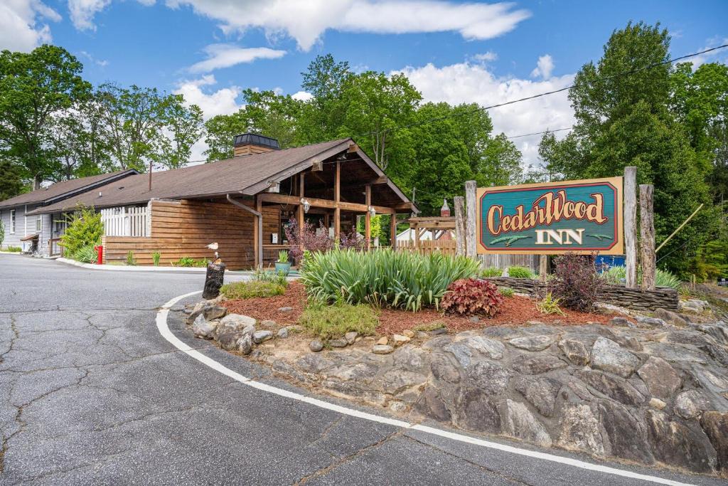 Hendersonville Hotel | CedarWood Inn