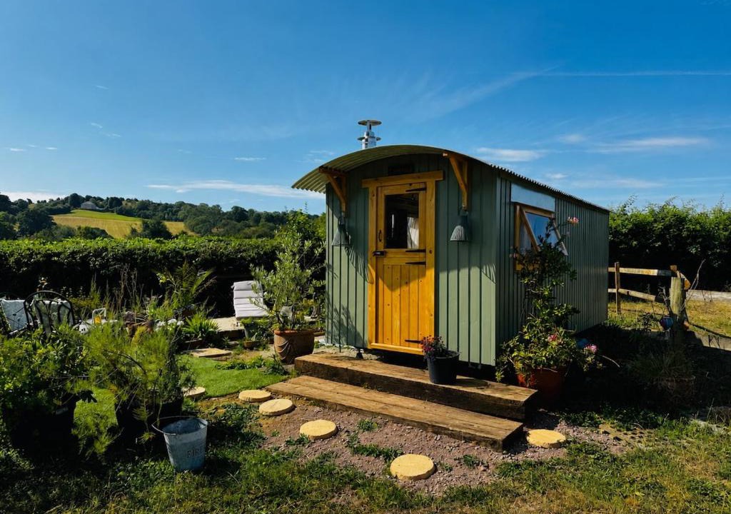 Gloucester Apartment | Ceirios Hideaway - Shepherds Hut by Maison Pro