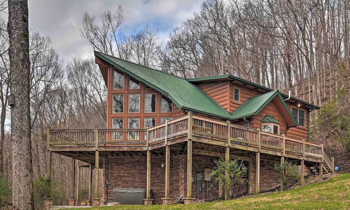 Smithville Cabin | Center Hill Lake Cabin w/ Hot Tub & Deck!