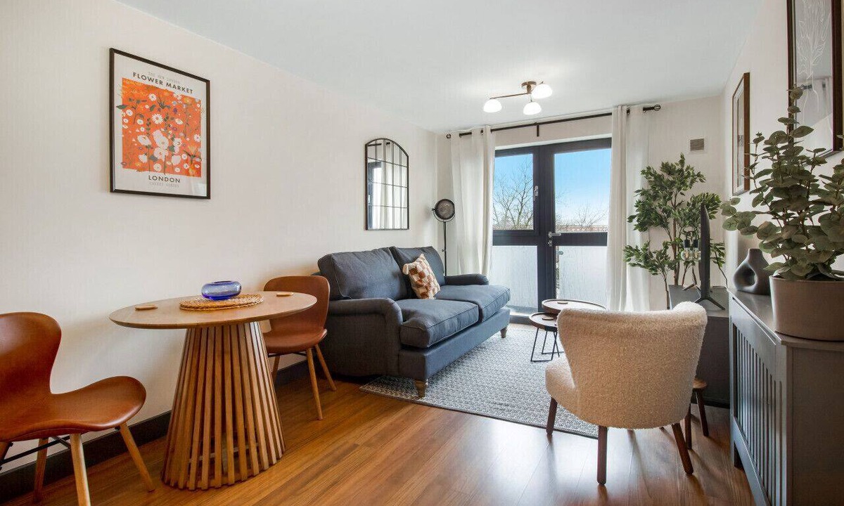 Cheltenham Apartment | Central 1 BD + Sofa Bed - 2 mins to Centre