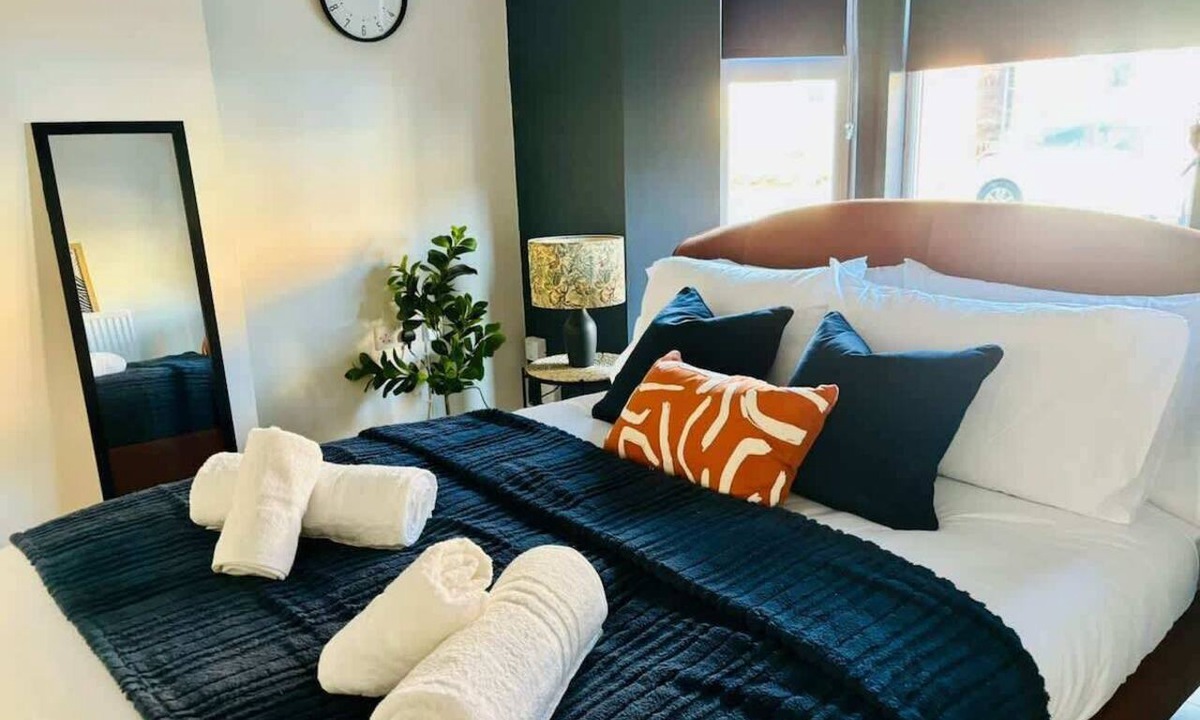 Gloucester House | Central Gloucester: Long-Stay Base with Parking