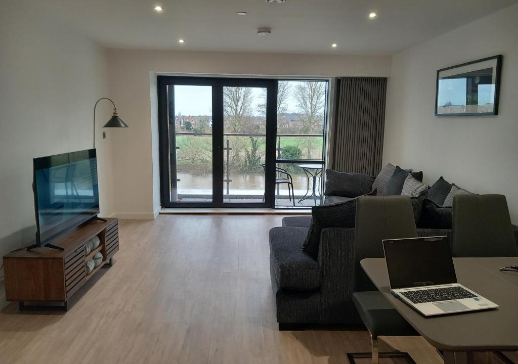 Nottingham Apartment | Central Modern and Spacious River view Apartment with parking