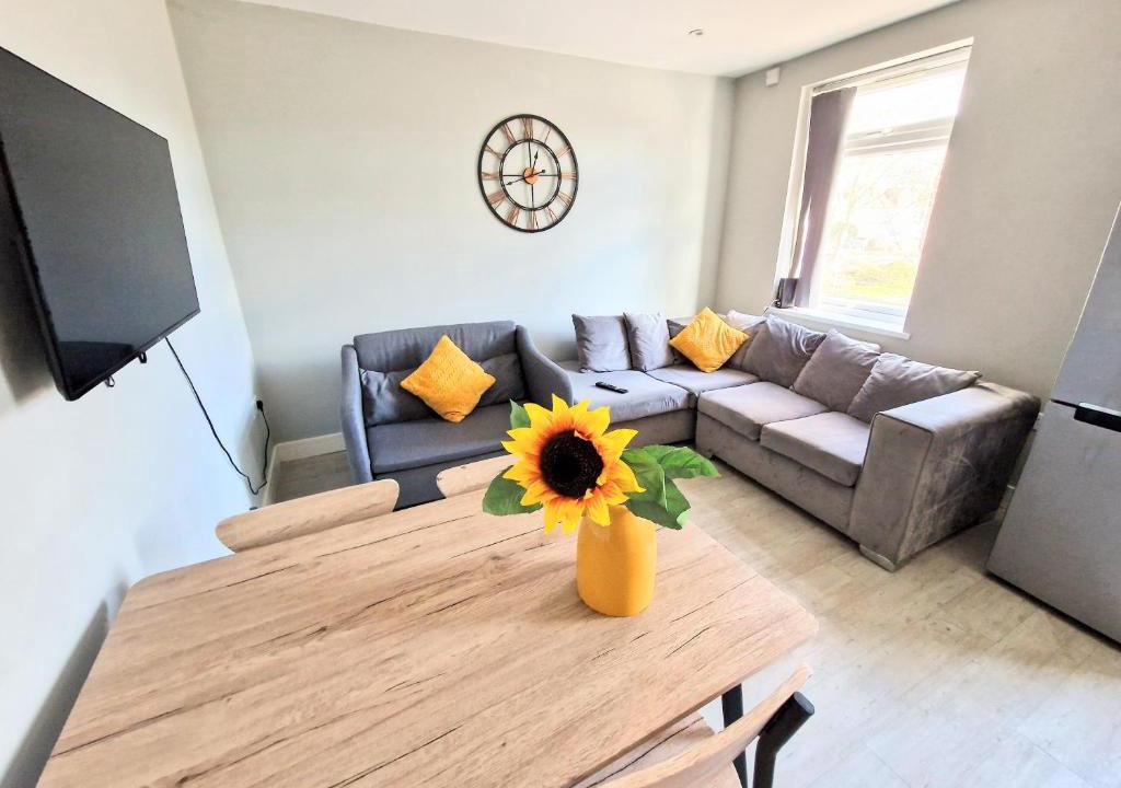 Reading City Centre Apartment | Central Reading Modern 3BR flat - Walk to station and high street