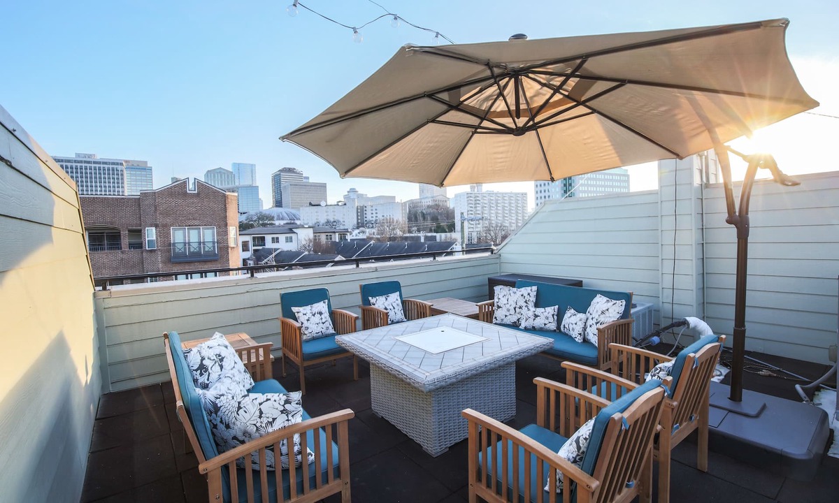 North Capitol House | Central Townhouse - Walk to Broadway & Germantown - Private Rooftop Terrace
