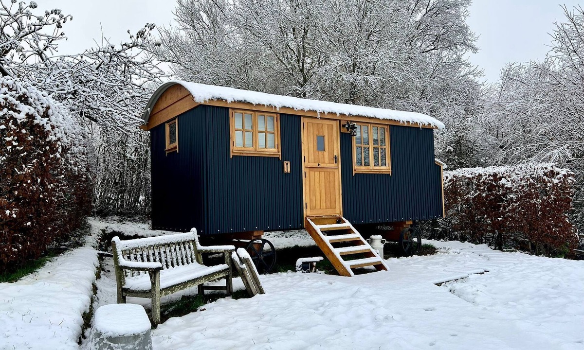 Ewhurst Green Cabin | Centrally heated 5 star cosy traditionally built Shepherds Hut w/en suite WC.
