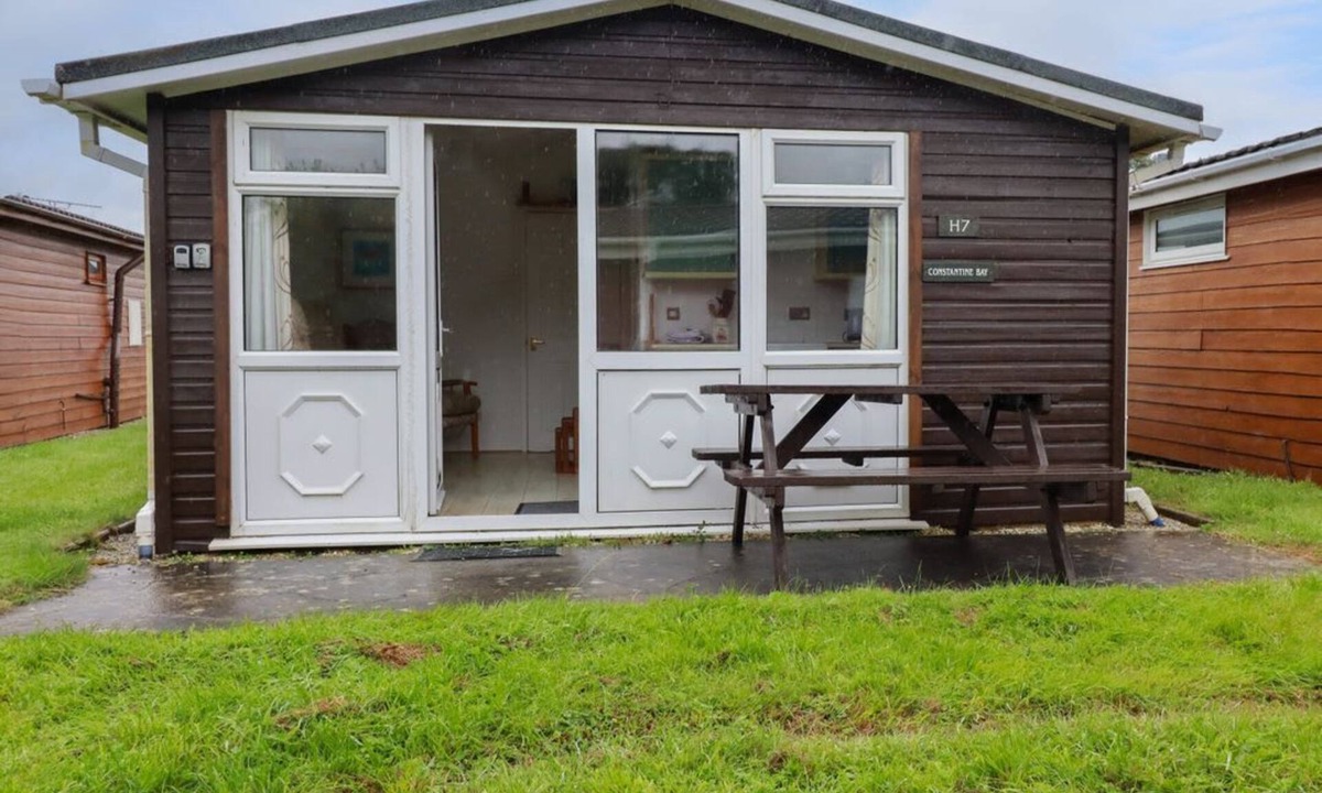 Treator Cabin | Chalet H1, St Merryn, Cornwall