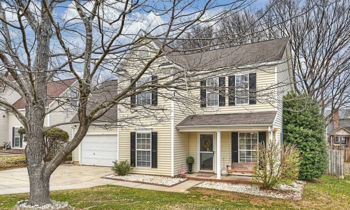 Charlotte House | Charlotte 4BR Cozy Retreat