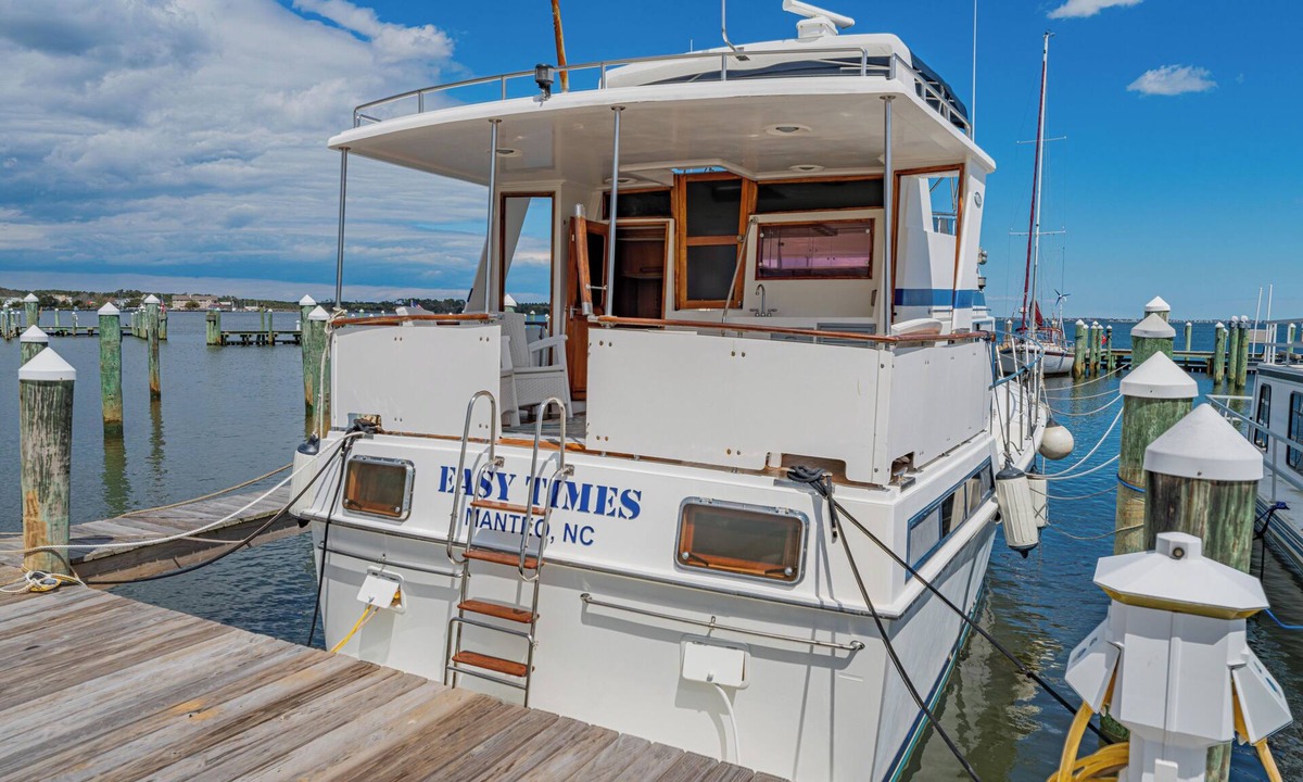 Manteo Boat Rental | Charming 2-bedroom boat in amazing Manteo WiFi, AC, fitness room, pool, kayaks