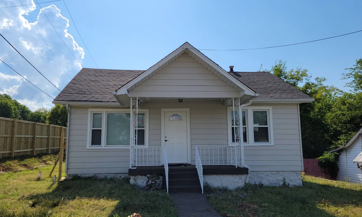 College Heights - Clifton House | Charming 2-bedroom house in fantastic Midtown Nashville with Fenced Yard
