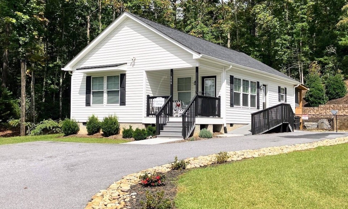 Fletcher House | Charming 2BR Retreat with Full Kitchen, Wifi and Gas Grill for Outdoor Dinning