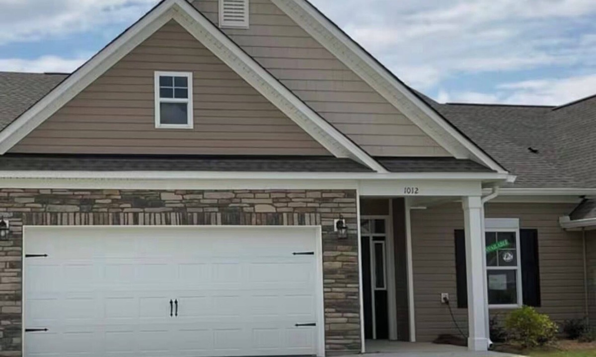 Aiken House | Charming 3-bedroom 3-bathroom townhome in Aiken