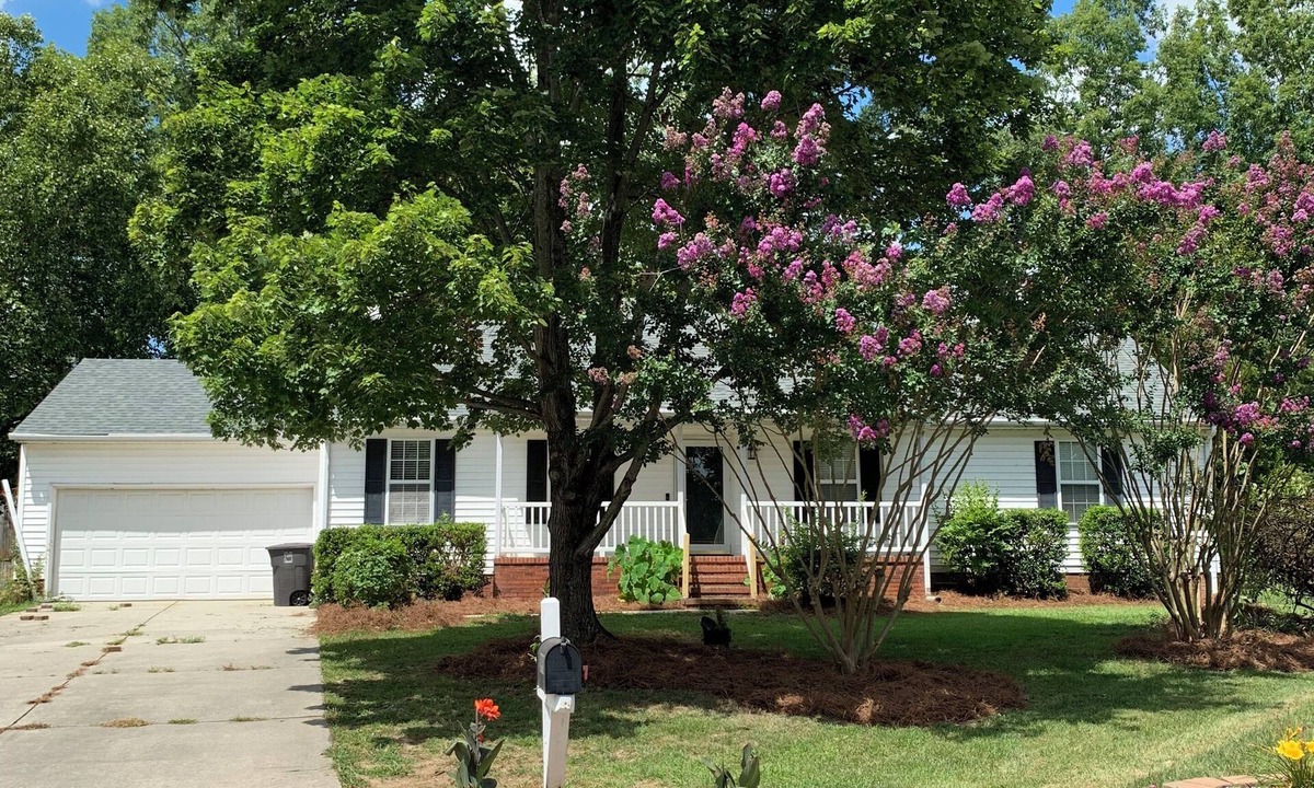 Jamestown House | Charming 3-bedroom house in beautiful Jamestown with Privacy Fence in backyard