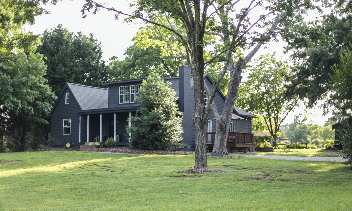 Salisbury House | Charming 3-bedroom home with gardens & chickens