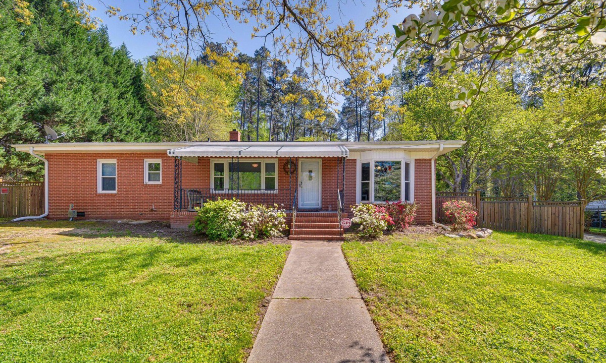 Northeast Raleigh House | Charming 3-bedroom house in Raleigh- Dragonfly Inn