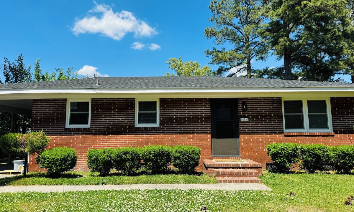Wilson House | Charming 3-bedroom house just minutes from DT Wilson. Enjoy a comfortable stay!