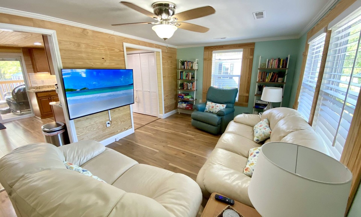 Tranquil Harbour House | Charming Beach Bungalow: 9 min walk to the Beach