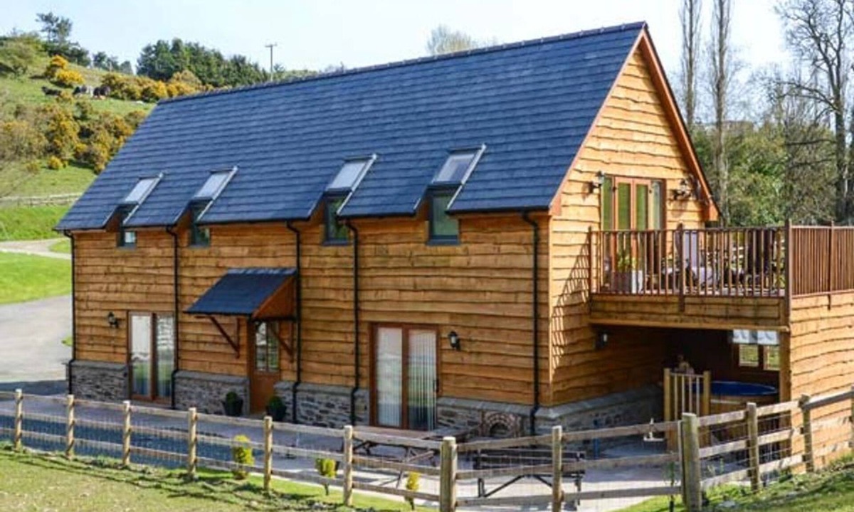 Howey House | Charming Brynhir Farm Retreat