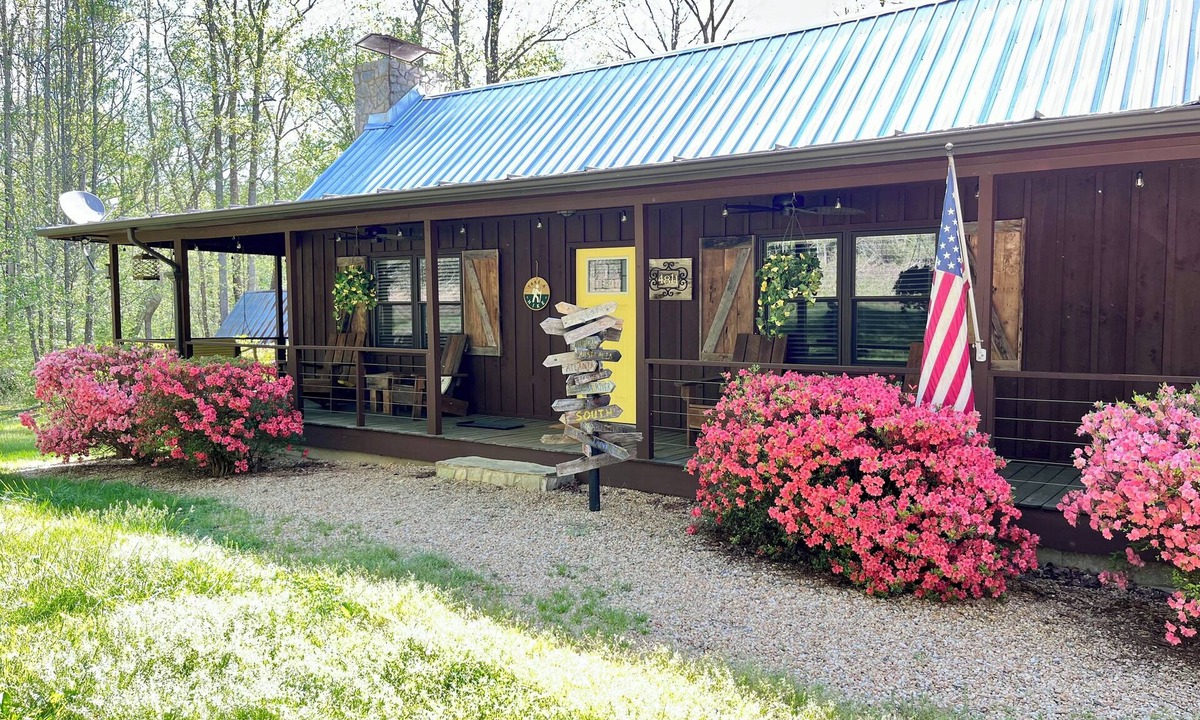 Morganton Cabin | Charming Cabin + Hot Tub ~ Lake James & Linville Gorge ~ Pet-Friendly + Wi-Fi!