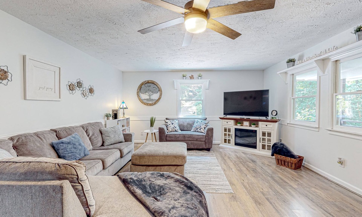 Demorest Cabin | Charming Cabin with Expansive Front Porch, Hammock & Peaceful Woodland Setting